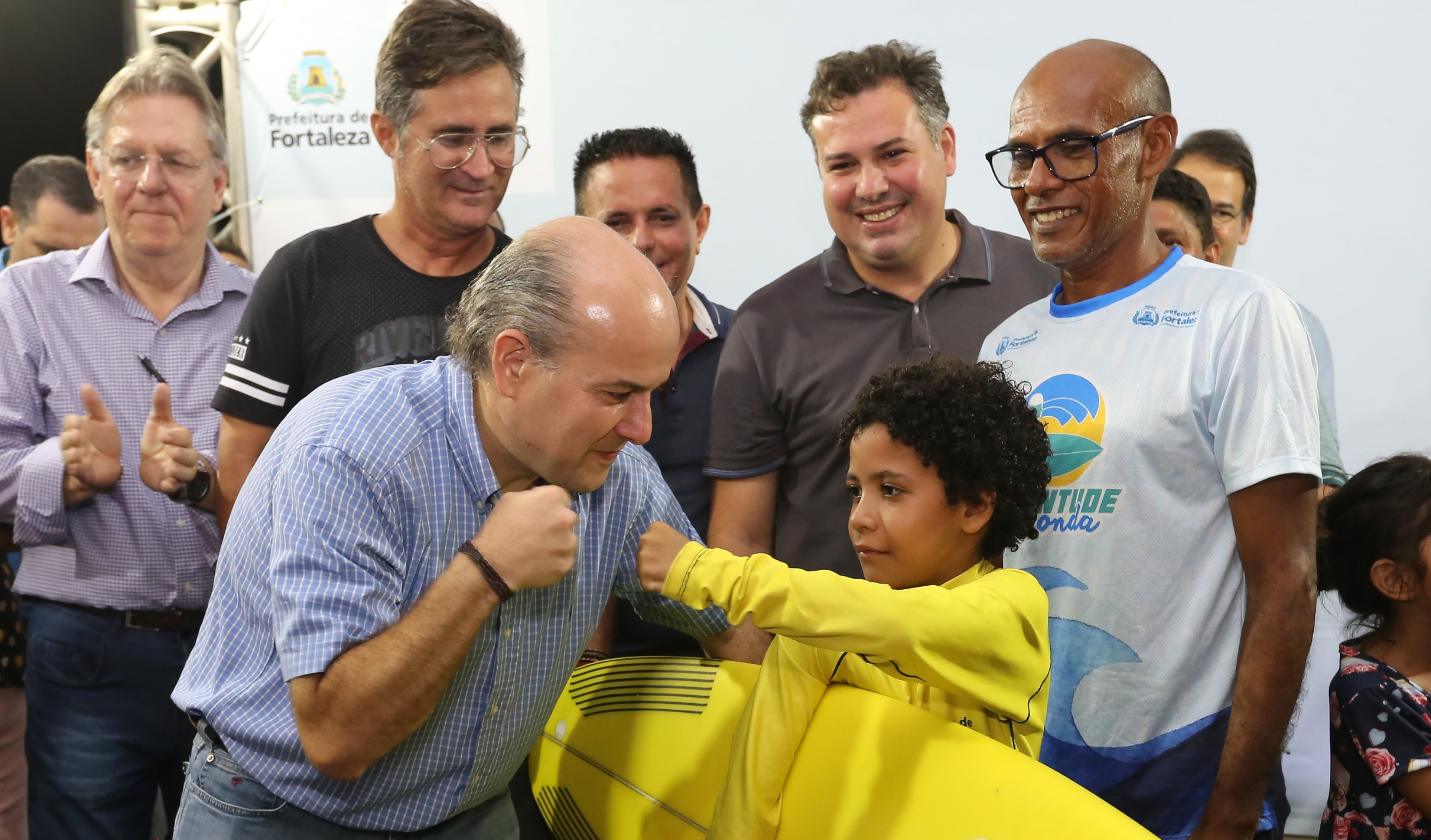 prefeito roberto cláudio cumprimenta um garoto no palco do evento